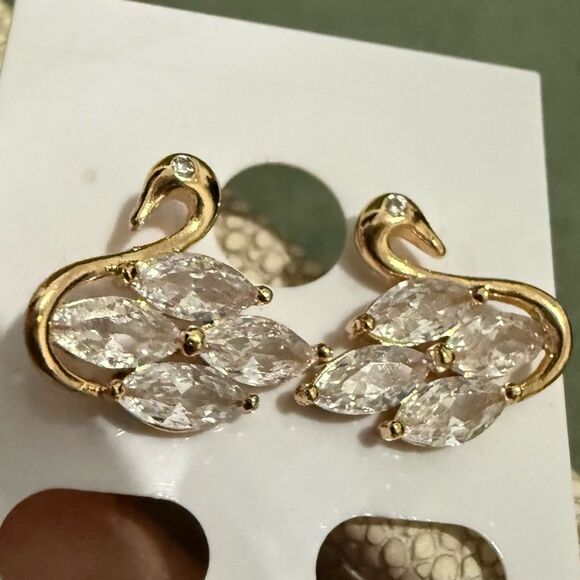 GOLDEN SWAN CRYSTAL STUD EARRINGS – WOMEN’S ELEGANT STATEMENT JEWELRY - Picture 6 of 17